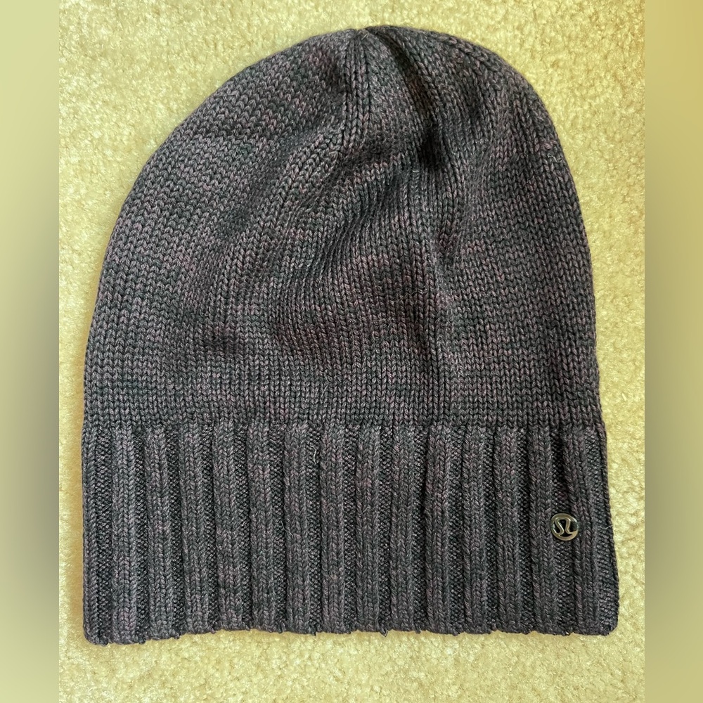 Lululemon knit hat with ponytail opening